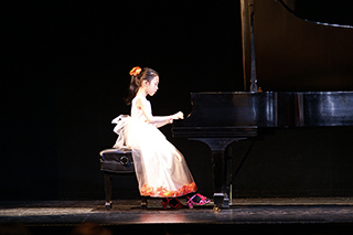 Piano Studio Gallery:  Final Round performance of JENNIFER LIU, The Junior First Prize winner.